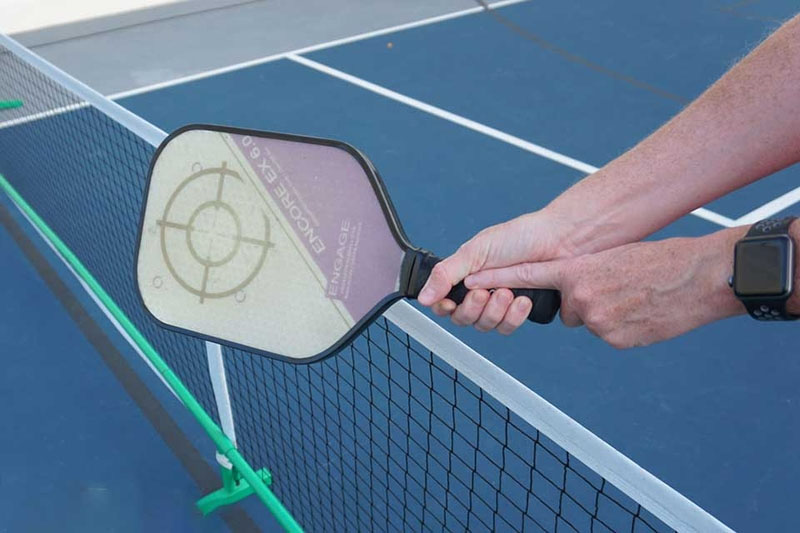 Cách cầm vợt pickleball Eastern (The Handshake Grip)