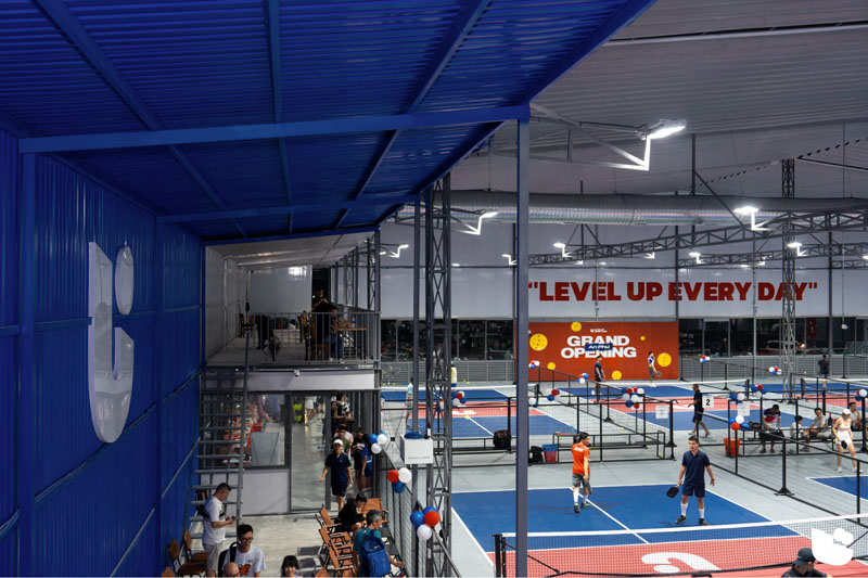 Không gian thoáng đãng và luôn đông khách tại Level Up Pickleball
