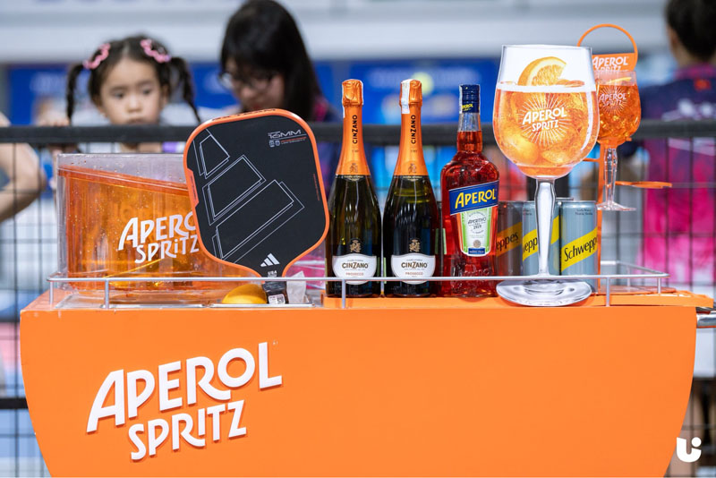 Dịch vụ thuê vợt và cung cấp đồ uống ngay tại sân