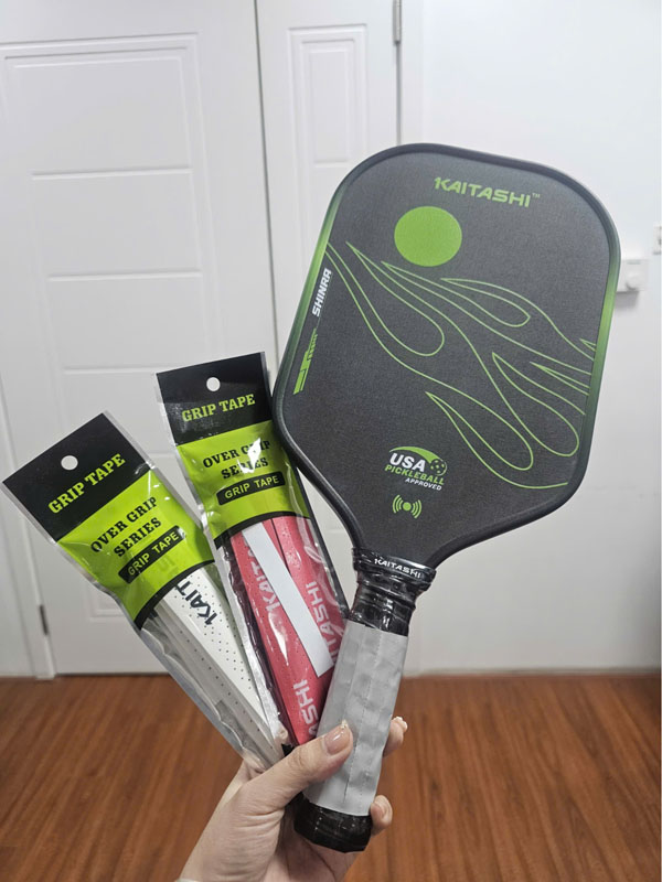 Chuẩn bị sẵn sàng dụng cụ gồm vợt, quấn cán và các thiết bị khác như kéo, dao