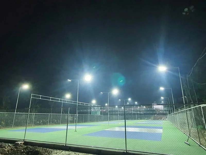 Đèn cho sân pickleball cần đảm bảo độ chói, bền bỉ cùng khả năng chống chịu tốt với thiên nhiên