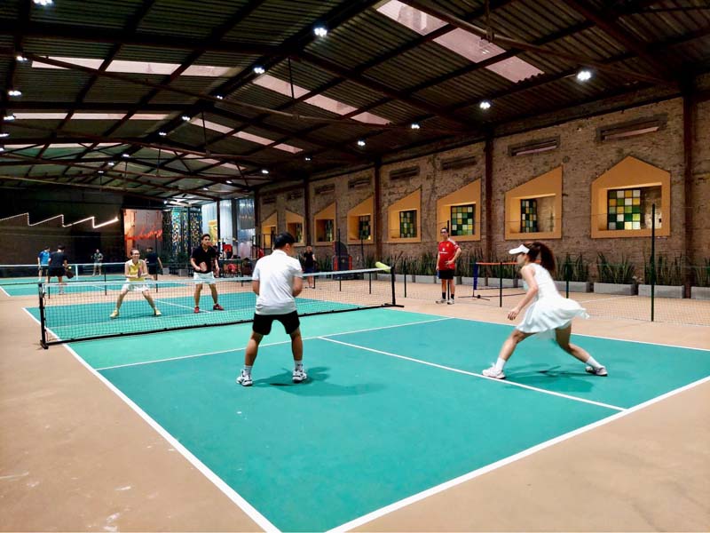 Sân bóng càng chất lượng, nhiều dịch vụ đi kèm giá thuê càng cao