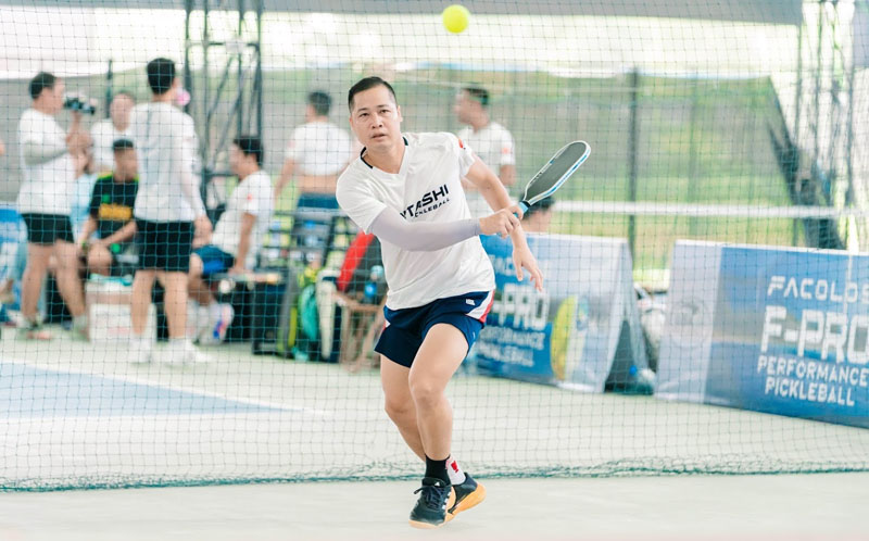 Luật chơi pickleball với kỹ thuật giao bóng chuẩn
