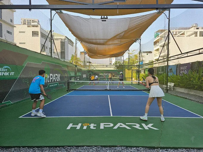 HitPark Pickleball là sân ngoài trời và có lưới che