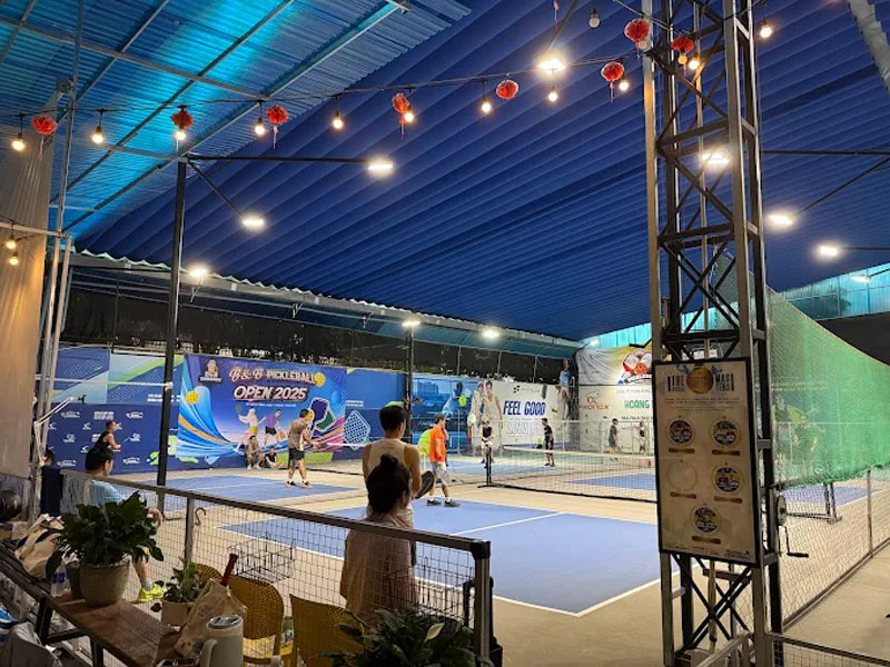 Sân có thiết kế hiện đại, độ sáng tiêu chuẩn