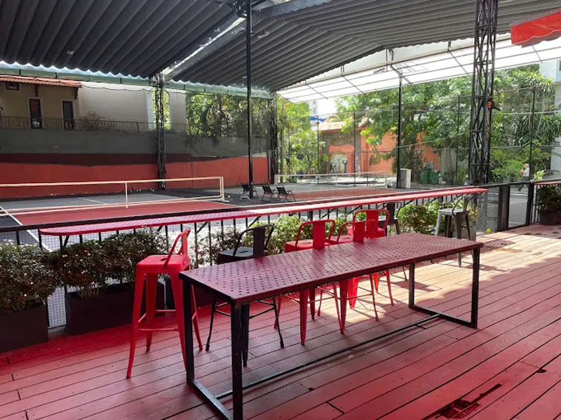 Khu vực nghỉ chân và theo dõi các trận đấu của sân