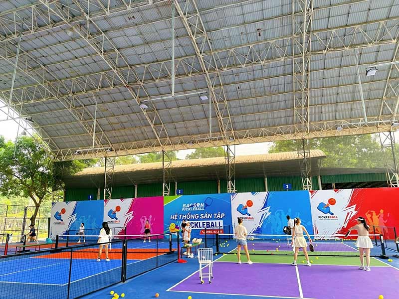 Sân pickleball Bảo Sơn nằm trong khuôn viên công viên Thiên Đường Bảo Sơn