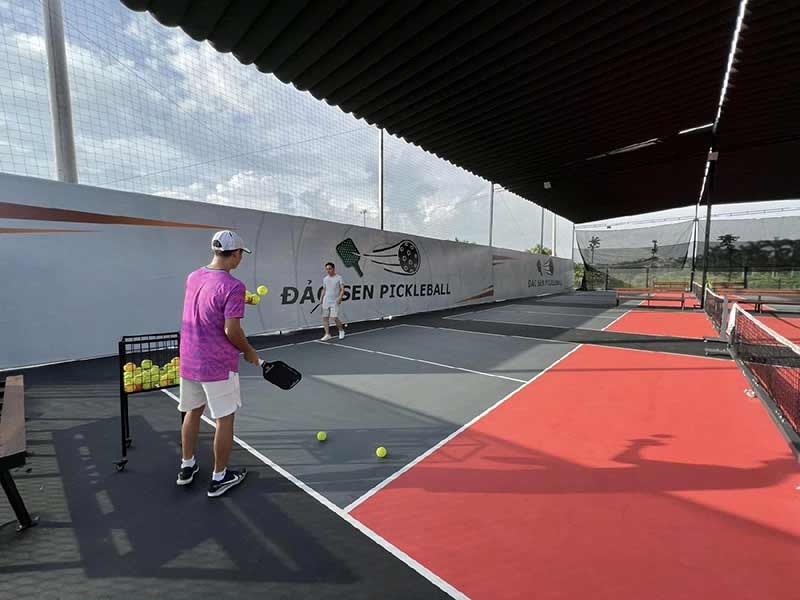 Sân Pickleball Hà Nội Đảo Sen có 4 sân ngoài trời có mái che