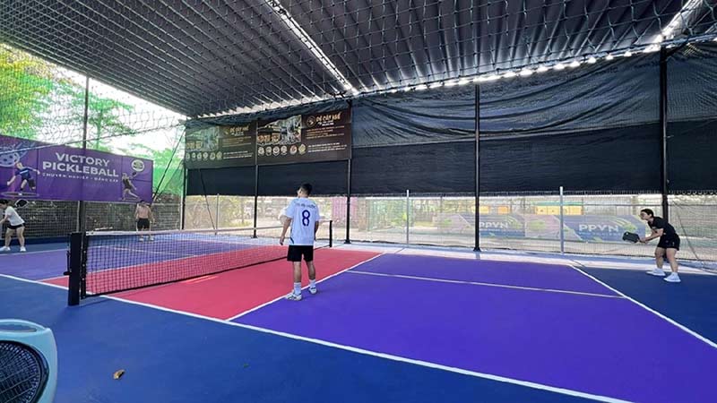 Sân Victory Pickleball không gian thoáng đãng, có mái che