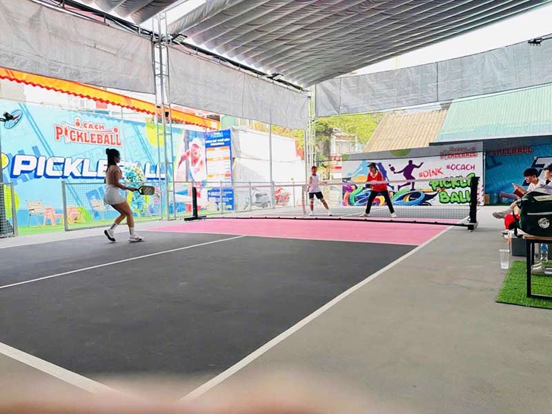 Sân pickleball Ô Cách hiện đại, có mái che di động