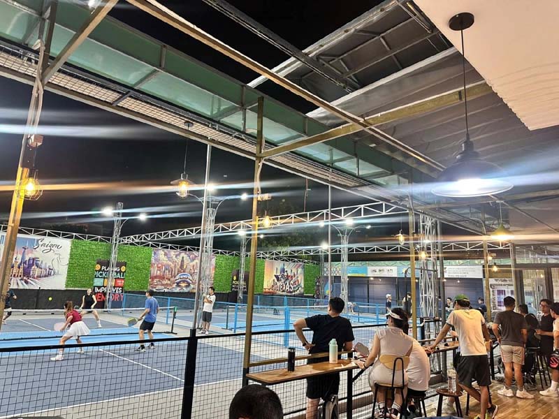 Không khí tại sân pickleball Ông Địa luôn sôi động