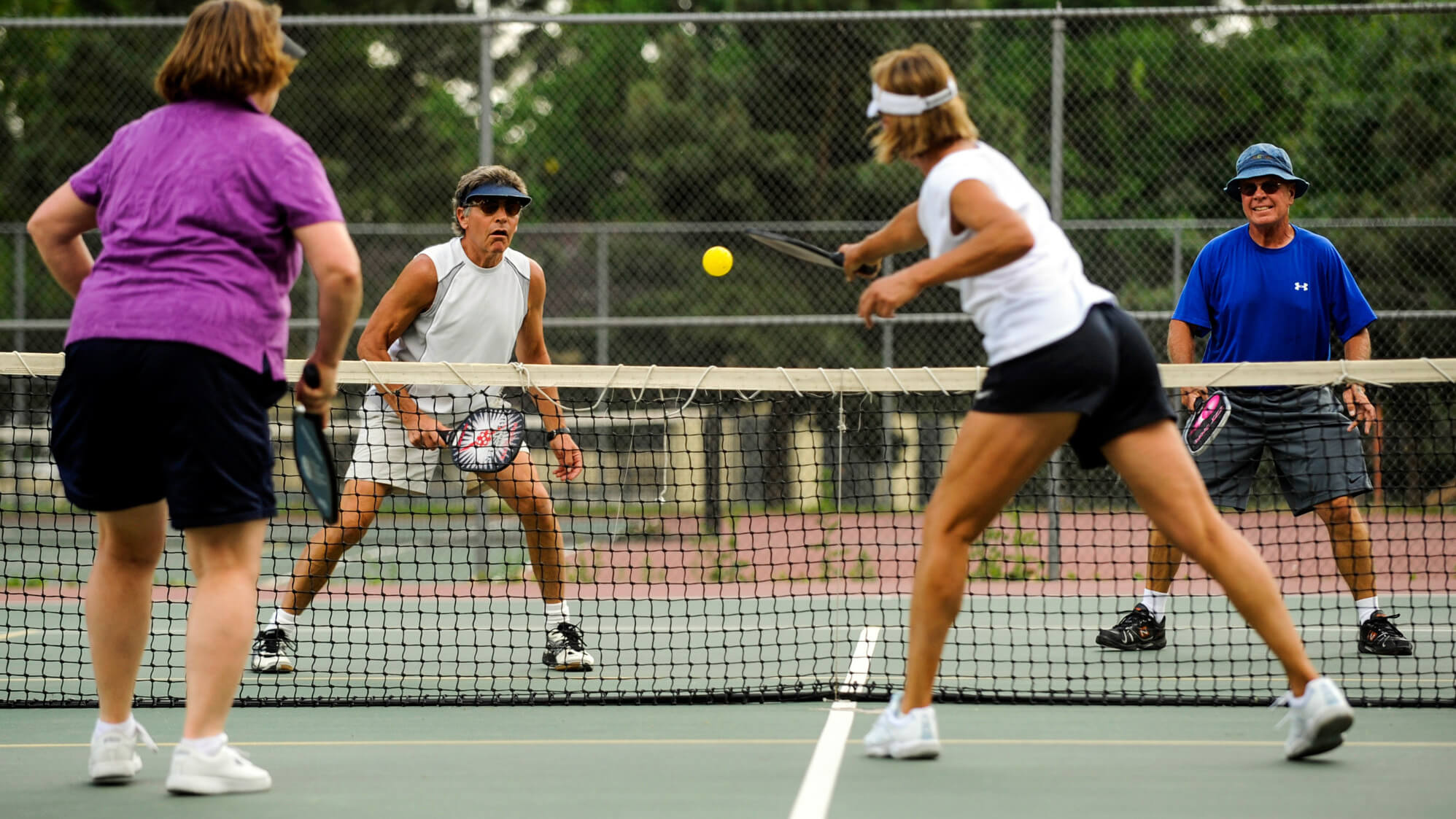 Quy tắc giao bóng chéo sân trong pickleball